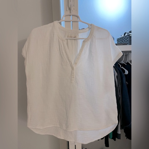 Lucky Brand, super flattering ear flattering & comfy, white waffle “linen” top - Picture 1 of 4